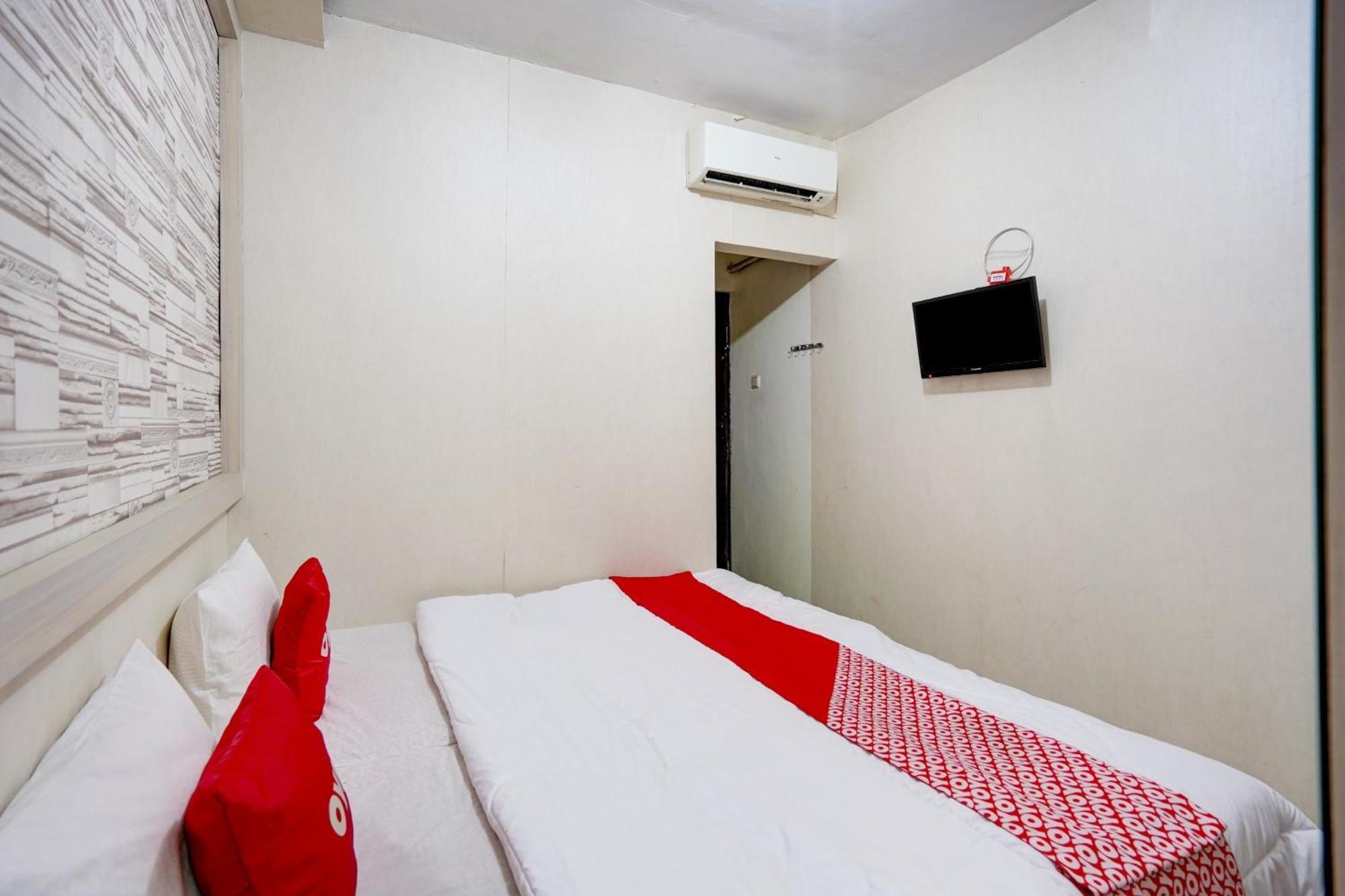 Oyo Life 90606 Glass House Citraland Syariah Surabaya