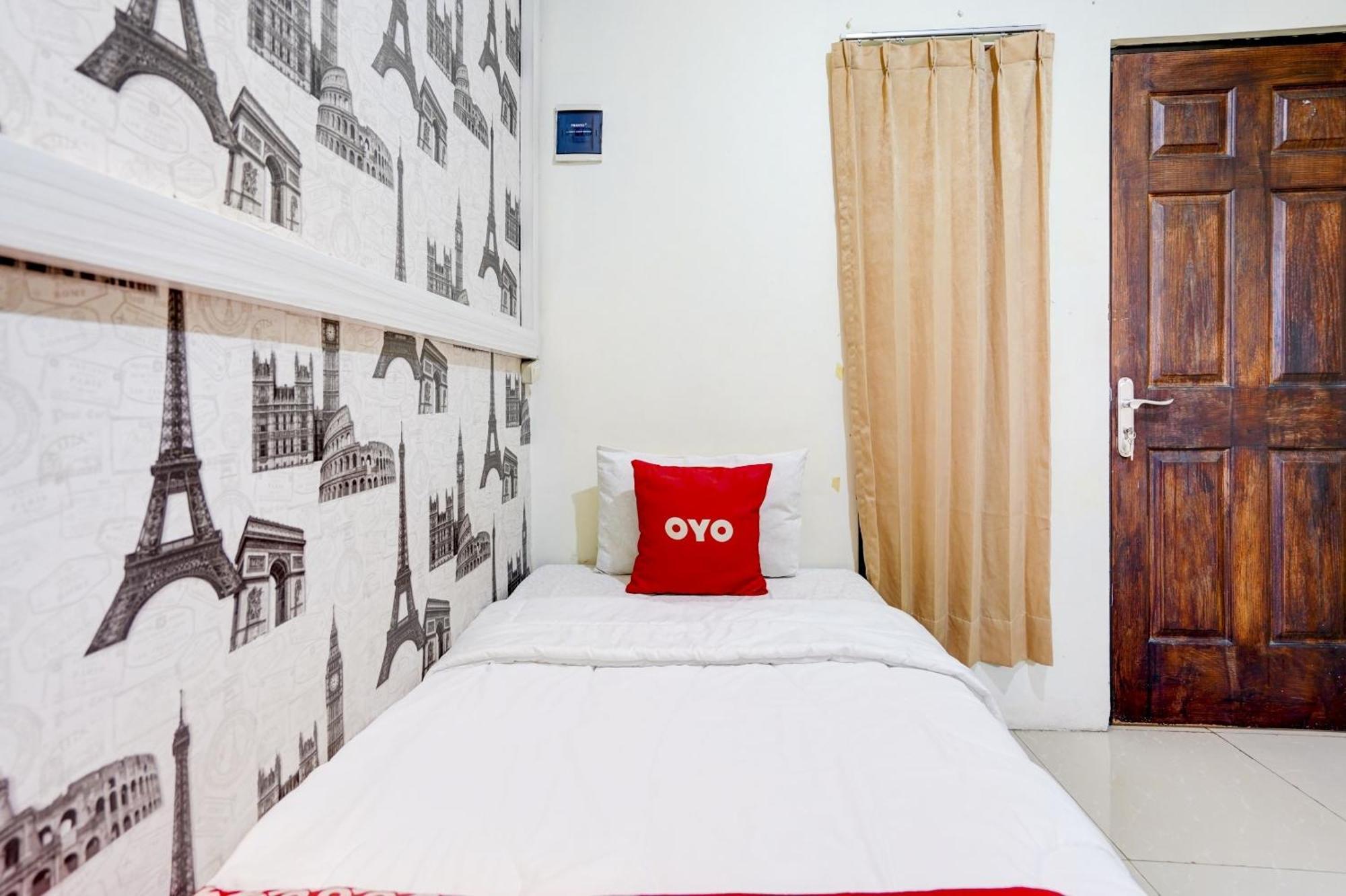 Oyo Life 90606 Glass House Citraland Syariah Hotel 2*