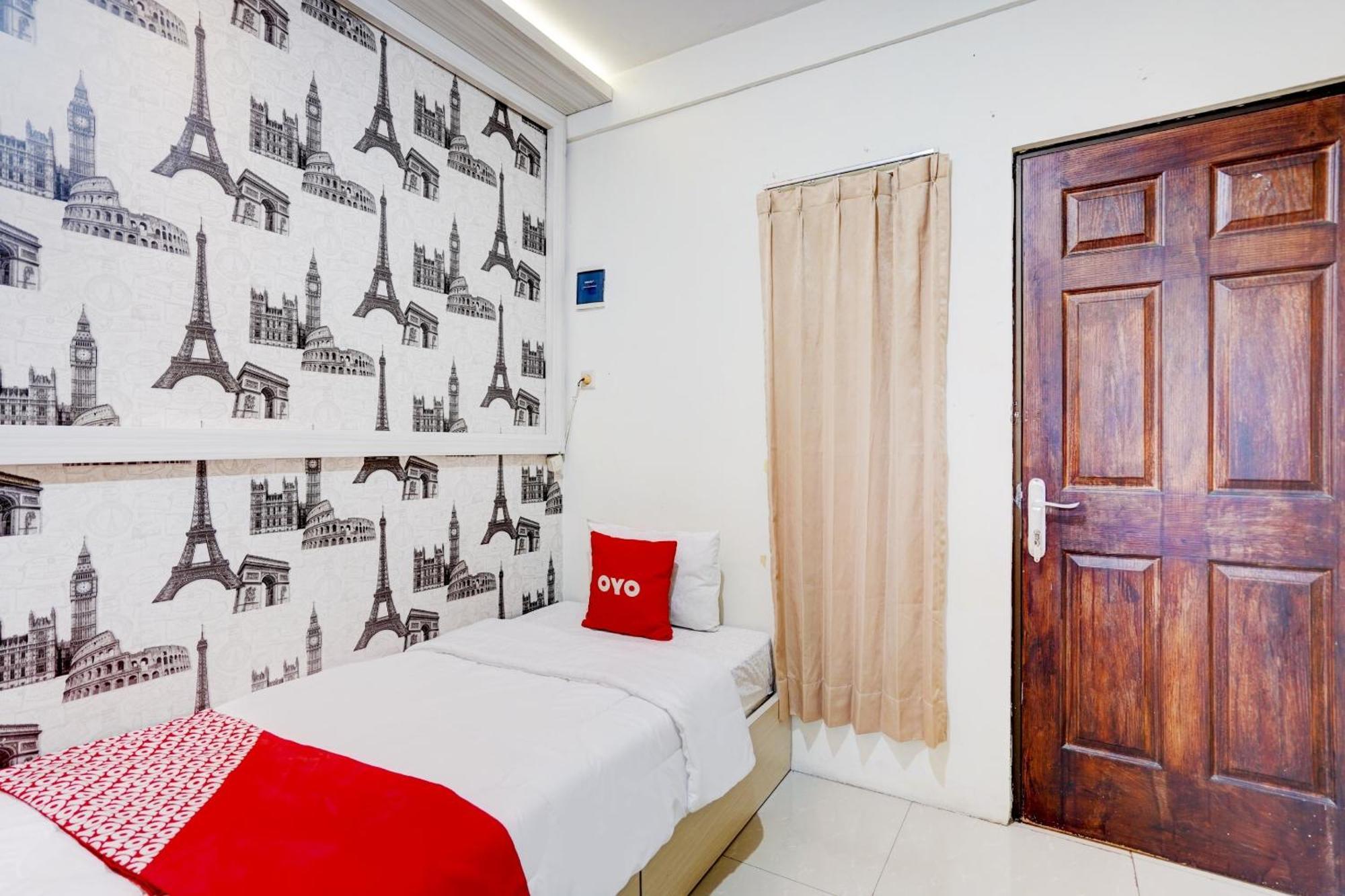 Oyo Life 90606 Glass House Citraland Syariah Surabaya