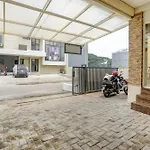 Oyo Life 90606 Glass House Citraland Syariah