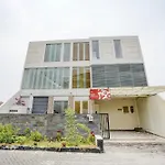 Oyo Life 90606 Glass House Citraland Syariah