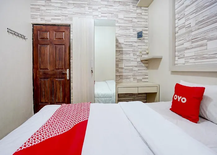 Oyo Life 90606 Glass House Citraland Syariah