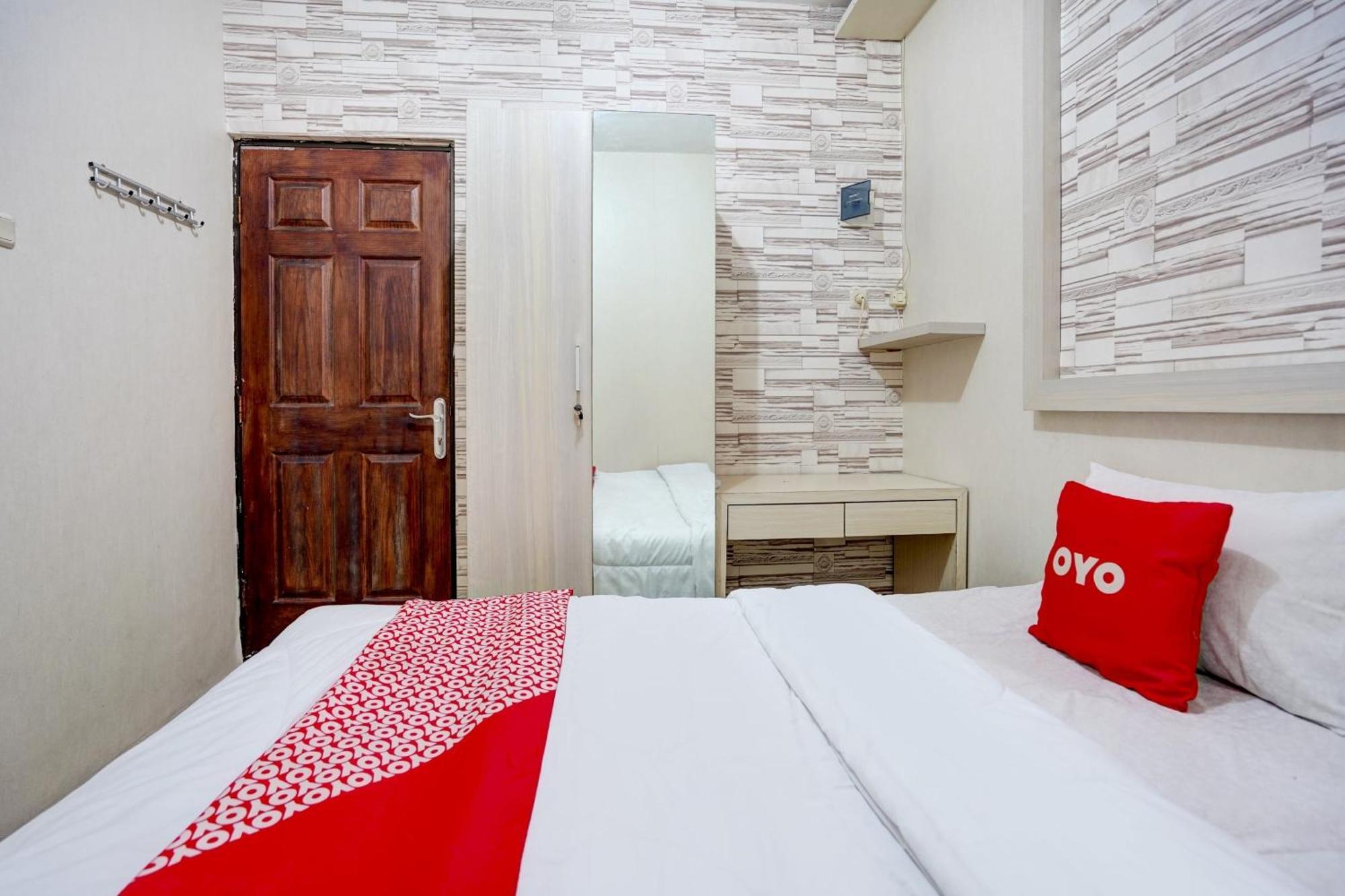 Oyo Life 90606 Glass House Citraland Syariah Hotel 2*