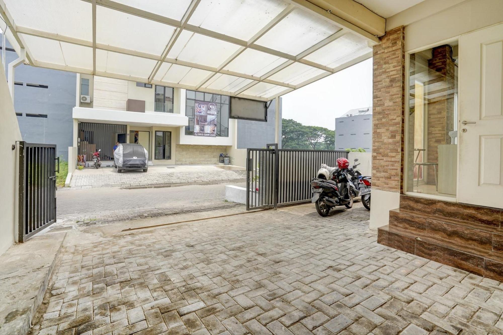 Hotel Oyo Life 90606 Glass House Citraland Syariah Surabaya