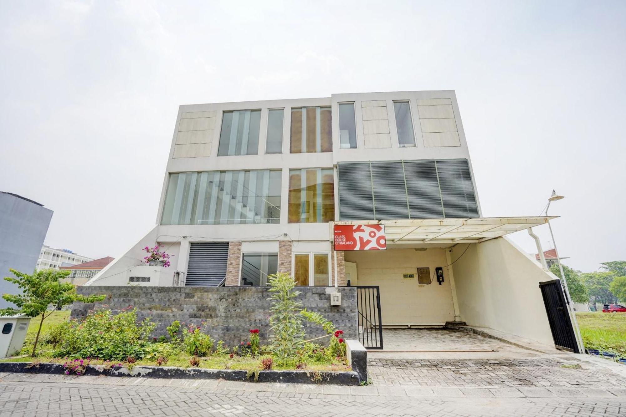 Hotel Oyo Life 90606 Glass House Citraland Syariah 2*