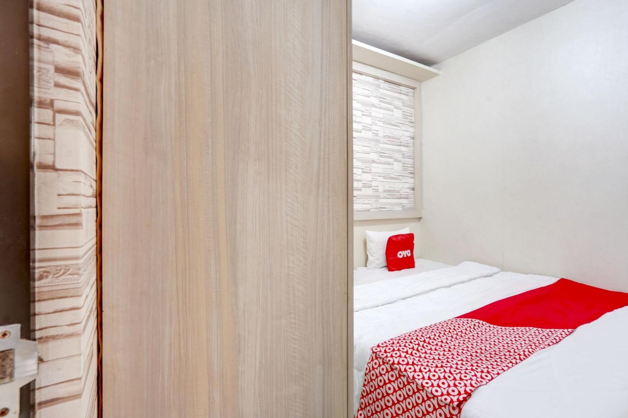 Oyo Life 90606 Glass House Citraland Syariah Surabaya