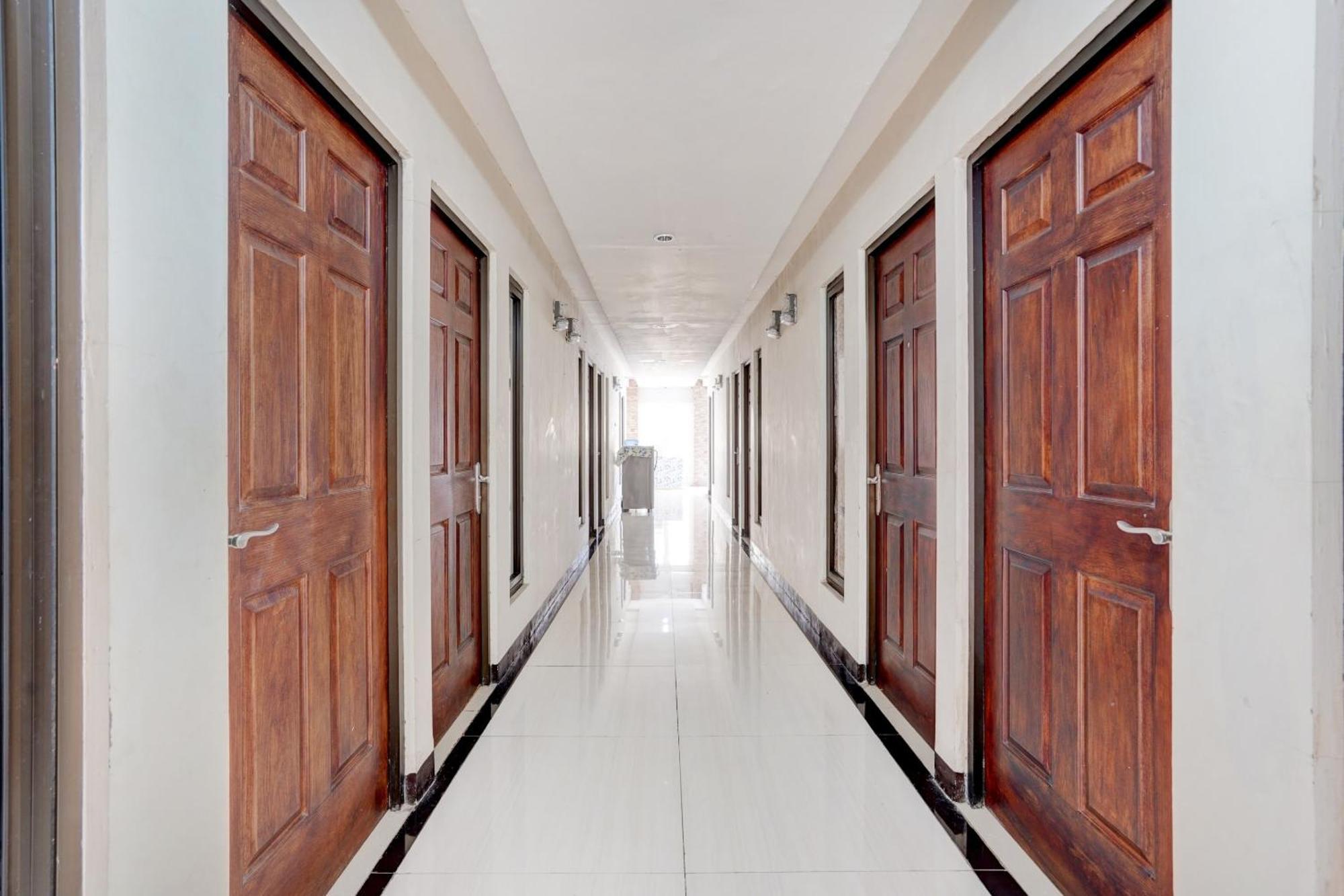 Oyo Life 90606 Glass House Citraland Syariah Hotel