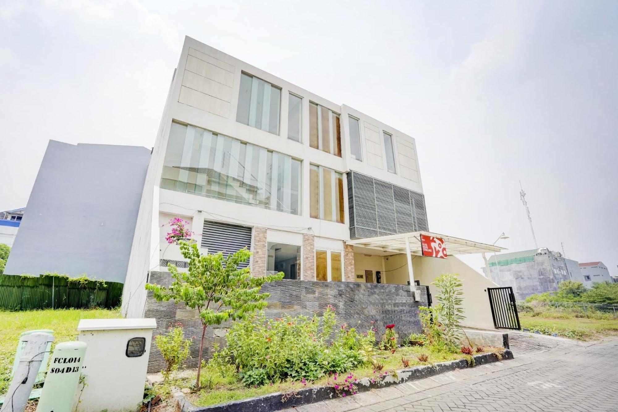 Oyo Life 90606 Glass House Citraland Syariah 2* Surabaya