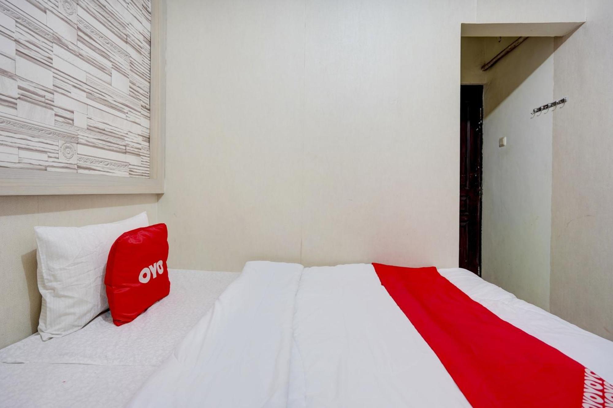 Oyo Life 90606 Glass House Citraland Syariah