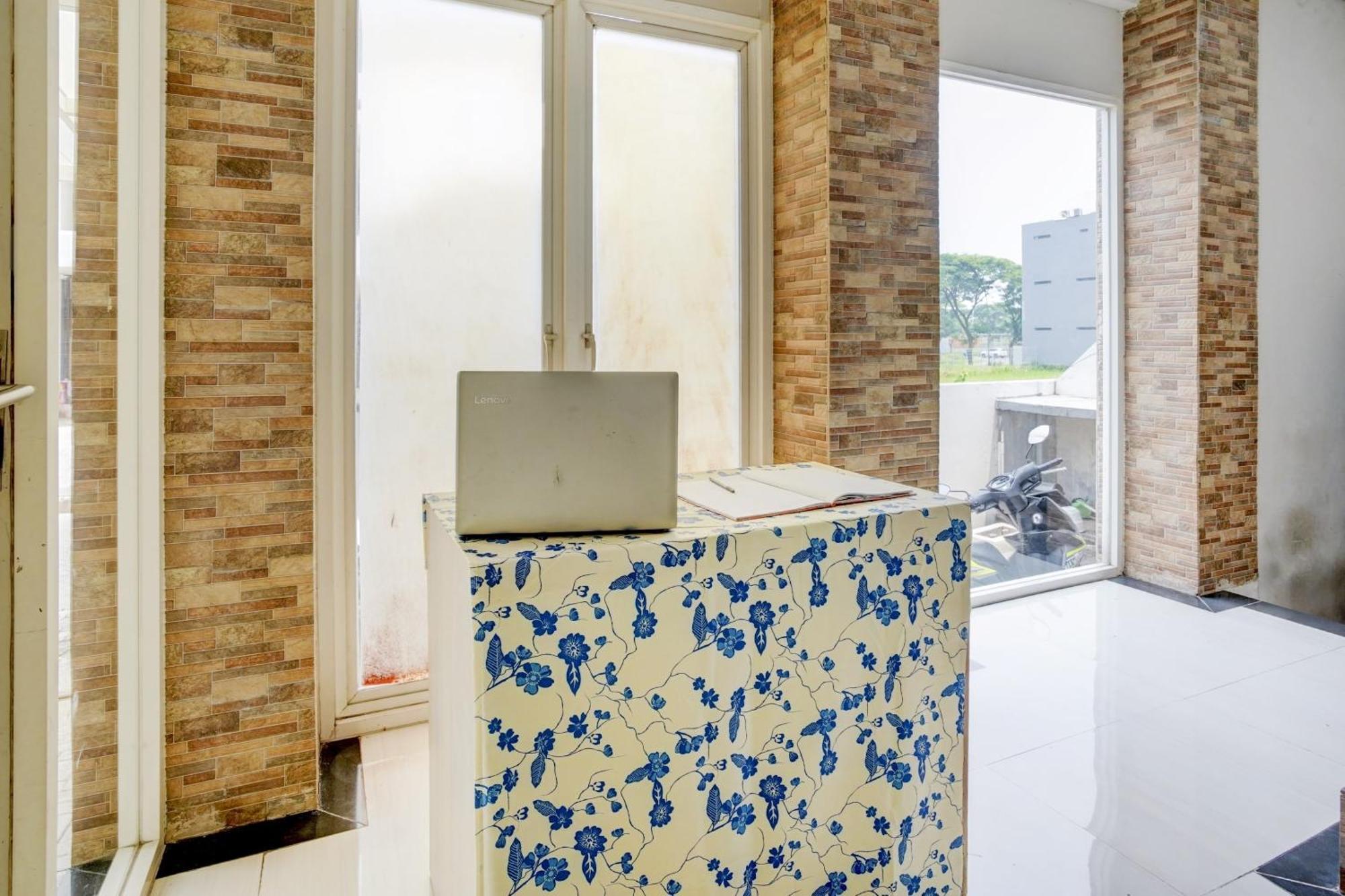 Oyo Life 90606 Glass House Citraland Syariah Hotel